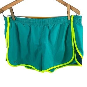 Women's Under Armour Running Shorts Size Medium Loose Athletic Heatgear Lined